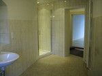 großes Badezimmer mit Fesnster, Dusche
